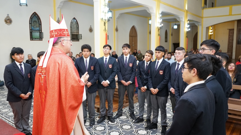 15 estudiantes reciben el sacramento de la Confirmación