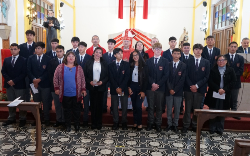 16 estudiantes y 4 adultos de la CEP recibieron el sacramento de la Confirmación
