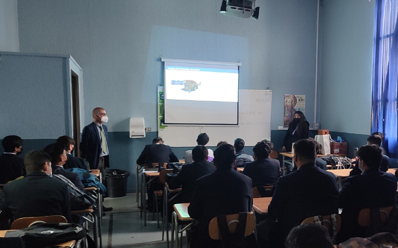 Komatsu Chile entregó charlas técnicas a los cursos de segundo medio