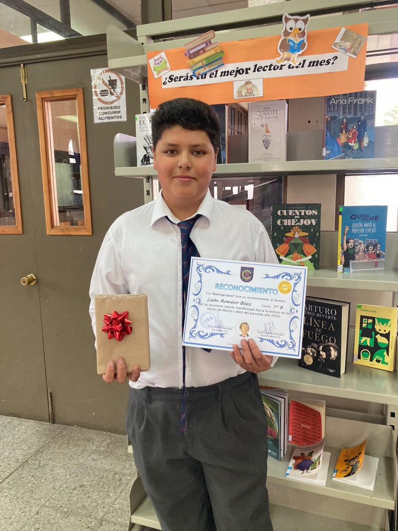 Estudiante de 7° básico B recibe reconocimiento como el Mejor Lector de Marzo y Abril