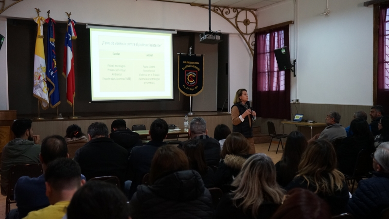Capacitación aborda la violencia escolar hacia docentes y promueve el buen trato en la comunidad educativa