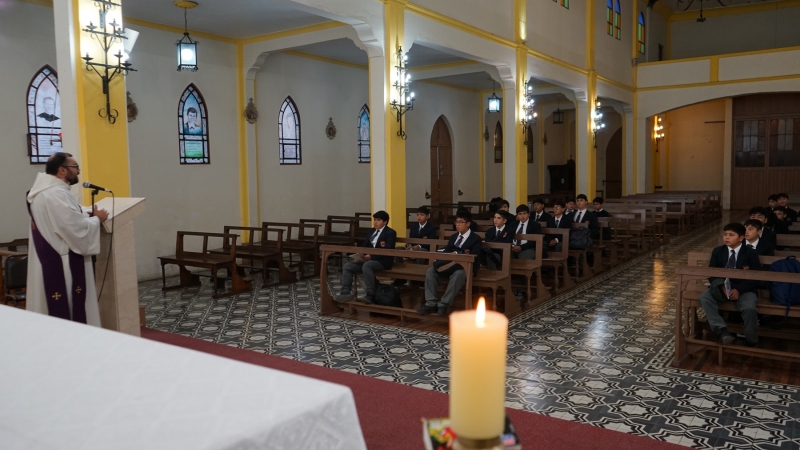 Séptimos básicos dan el puntapié inicial a las misas diarias 2025