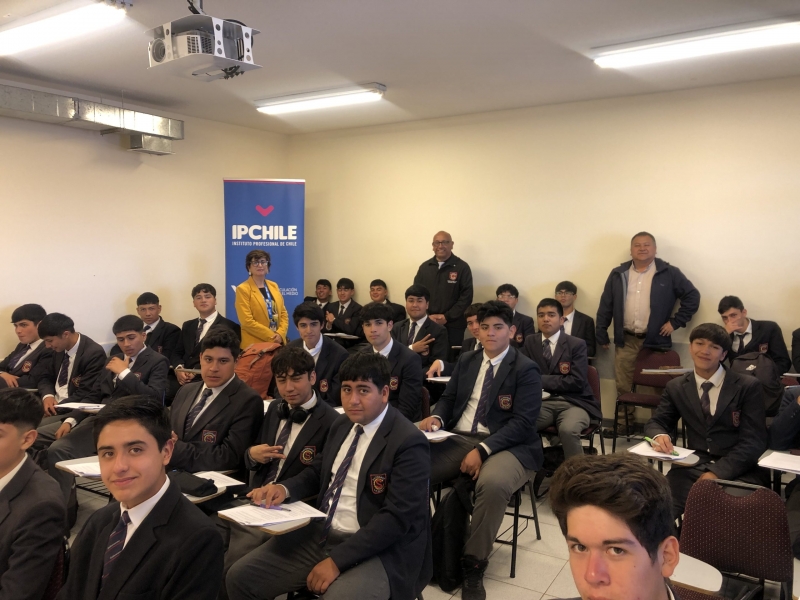 Estudiantes de 3° medio visitan IPChile por alternancia formativa