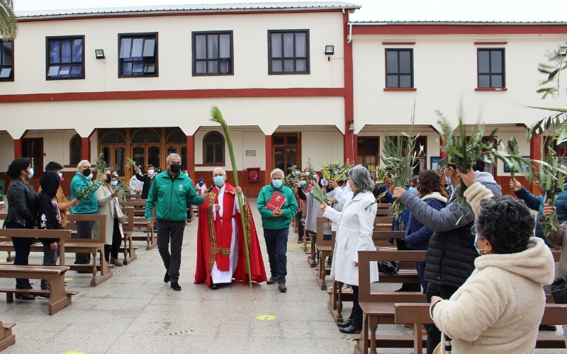 Se celebró Misa de Domingo de Ramos en el patio del Colegio