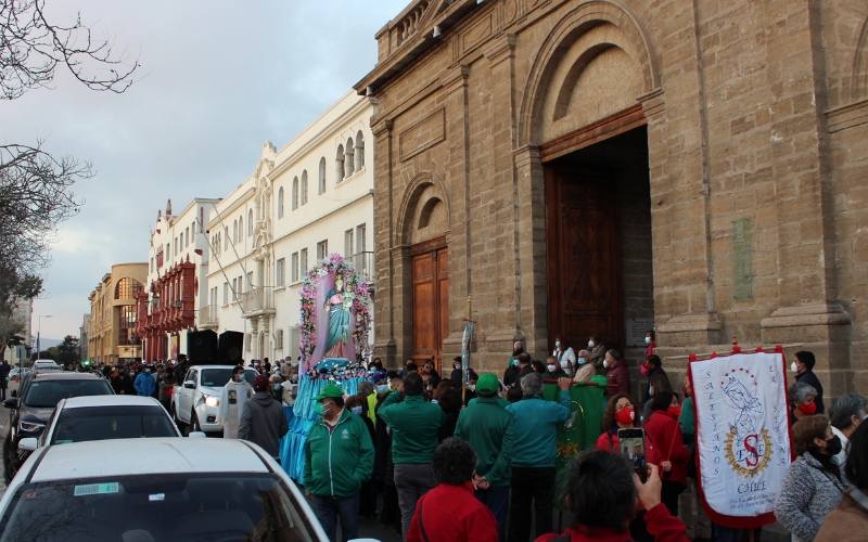 Cientos de personas acompañaron a María Auxiliadora en su reencuentro con las calles serenenses