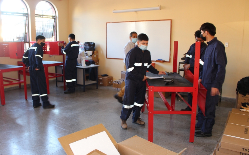 Estudiantes de mecánica industrial montan equipamiento de la nueva sala de metrología
