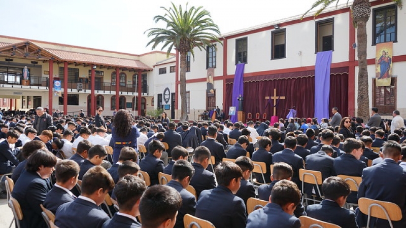 En emotiva liturgia, apoderados nuevos, estudiantes y educadores reciben la bendición de inicio de año